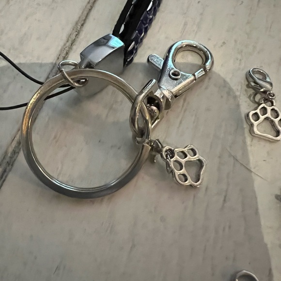 Nwt Silver Paw charm with Lobster claw closure - Picture 2 of 3